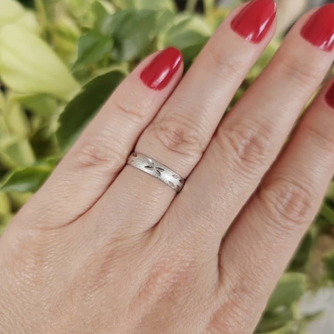 Anel Aliança Com Textura Banho Ródio Branco