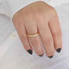 Anel Duplo com Uma Faixa Delicada Cravejada com Zircônias Brancas Banho Ouro 18K - comprar online