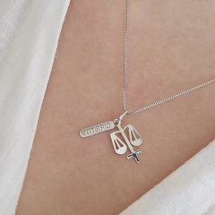 Colar Profissão Direito Banho Ródio Branco na internet