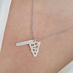 Colar Profissão Veterinária Banho Ródio Branco na internet