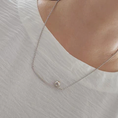 Colar Arco com Esfera Espelhada Banho Ródio Branco - comprar online