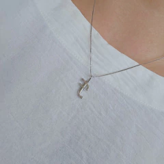 Colar Inicial Espelhada Banho Ródio Branco - loja online