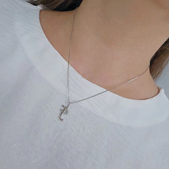 Colar Inicial Espelhada Banho Ródio Branco