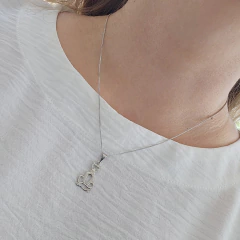 Colar Pingente Gatinha Espelhada Banho Ródio Branco na internet