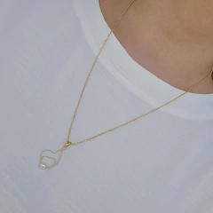 Colar Pingente Orgânico Vazado com Detalhe de Pérola Banho Ouro 18K