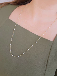 Colar Longo Pérolas Delicadas Banho Ouro 18K - Semijoias em Brincos, Colares, Anéis e Pulseiras | Lua Mia Semijoias
