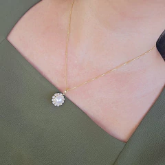 Colar Pingente Flor de Pérola e Aramado Banho Ouro 18K
