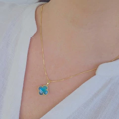 Colar com Pingente Inspiração Trevo de Azul Turquesa Banho Ouro 18K
