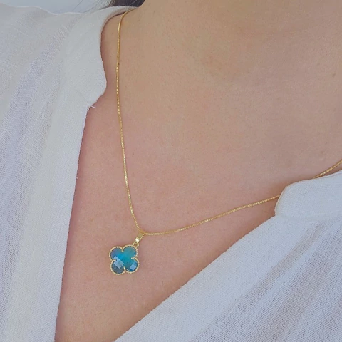 Colar com Pingente Inspiração Trevo de Azul Turquesa Banho Ouro 18K