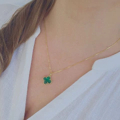 Colar com Pingente Inspiração Trevo de Cristal Verde Mar Banho Ouro 18K