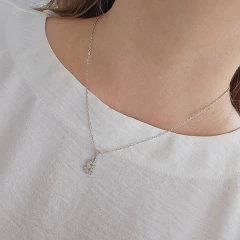 Colar Inicial Letrinha de Forma de Zircônias Banho Ródio Branco na internet