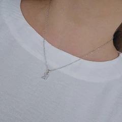 Colar Inicial Letrinha de Forma de Zircônias Banho Ródio Branco - Semijoias em Brincos, Colares, Anéis e Pulseiras | Lua Mia Semijoias