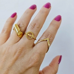 Anel Elegante Torcido Regulável Banho Ouro 18K - Semijoias em Brincos, Colares, Anéis e Pulseiras | Lua Mia Semijoias