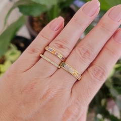 Anel Meia Aliança Três Faixas Cravejadas de Zircônias Coloridas Banho Ouro 18K na internet