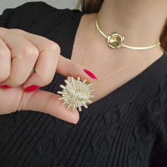 Colar Pingente Espírito Santo Cravejado de Zircônias Brancas Banho Ouro 18K - comprar online