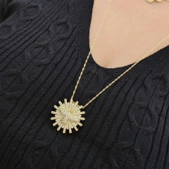 Colar Pingente Espírito Santo Cravejado de Zircônias Brancas Banho Ouro 18K na internet