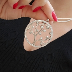 Colar Medalha Grande Árvore da Vida Folhas em Corações Banho Ródio Branco - comprar online