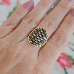 Anel Oval Inteiro Cravejado com Zircônias Negras Banho Ouro 18K