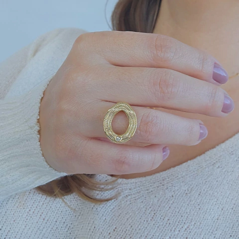 Anel Oval Texturizado Estilo Orgânico Vazado e Ponto de Luz Banho Ouro 18K