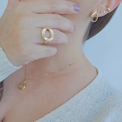 Anel Oval Texturizado Estilo Orgânico Vazado e Ponto de Luz Banho Ouro 18K na internet