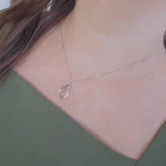 Colar Gota Detalhada Delicada Banho Ródio Branco - Semijoias em Brincos, Colares, Anéis e Pulseiras | Lua Mia Semijoias