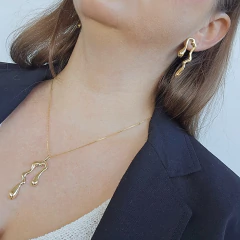 Brinco Alongado Formato Orgânico Espelhado Banho Ouro 18K - Semijoias em Brincos, Colares, Anéis e Pulseiras | Lua Mia Semijoias