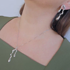 Pingente Alongado Formato Orgânico Espelhado Banho Ródio Branco - Semijoias em Brincos, Colares, Anéis e Pulseiras | Lua Mia Semijoias