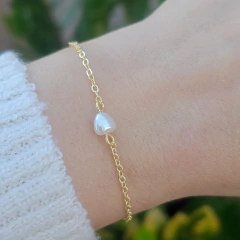 Pulseira Delicada com Pérola no Centro em Forma de Coração Banho Ouro 18K