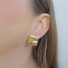 Brinco Quadrado Texturas Banho Ouro 18K