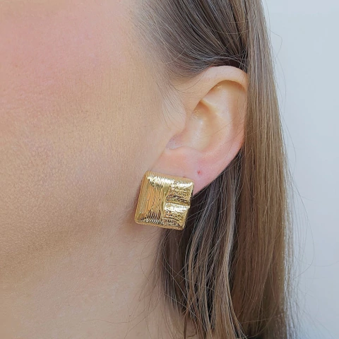 Brinco Quadrado Texturas Banho Ouro 18K