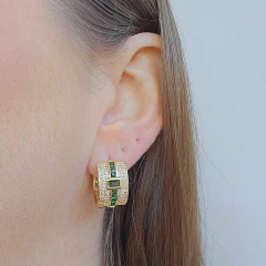 Brinco Argola 6 Faixas Cravejadas com Zircônias Brancas e Centro de Zircônias Tom Esmeralda Banho Ouro 18K