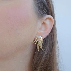 Brinco Estilo Orgânico com Pérola Banho Ouro 18K - loja online