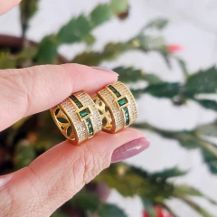 Brinco Argola 6 Faixas Cravejadas com Zircônias Brancas e Centro de Zircônias Tom Esmeralda Banho Ouro 18K - loja online