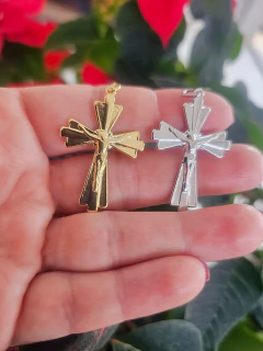 Pingente Crucifixo Espelhado Com Cristo Banho Ouro 18K - Semijoias em Brincos, Colares, Anéis e Pulseiras | Lua Mia Semijoias