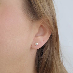 Imagem do Brinco Infantil Pérola com Garra Banho Ouro 18K