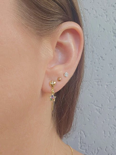 Brinco Infantil Pingente Varinha Mágica com Zircônias Coloridas Banho Ouro 18K na internet