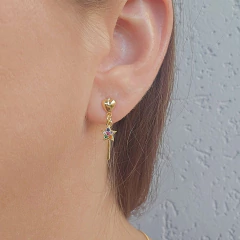 Brinco Infantil Pingente Varinha Mágica com Zircônias Coloridas Banho Ouro 18K