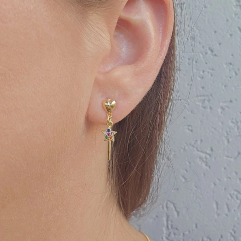 Brinco Infantil Pingente Varinha Mágica com Zircônias Coloridas Banho Ouro 18K