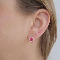 Brinco Argolinha Pedra Fusion Pink Cravejada Zircônias Brancas Banho Ouro 18K