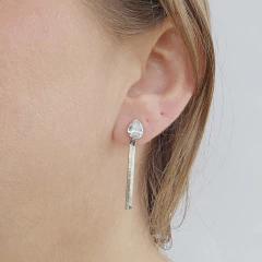 Brinco Gota de Zircônia Branca e Fita Espelhada Banho Ródio Branco