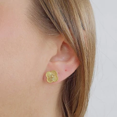 Brinco Trevo Texturizado Inspiração Joalheria Banho Ouro 18K