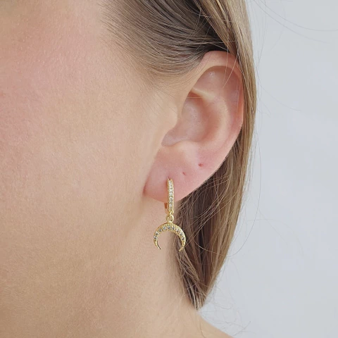 Brinco Argolinha Cravejada com Zircônias Brancas e Pingente Chifre Italiano Banho Ouro 18K