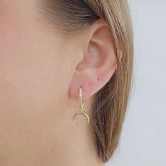 Brinco Argolinha Cravejada com Zircônias Brancas e Pingente Chifre Italiano Banho Ouro 18K - loja online