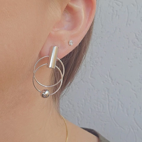 Brinco Barra Espelhada, Círculos e Esfera Banho Ródio Branco