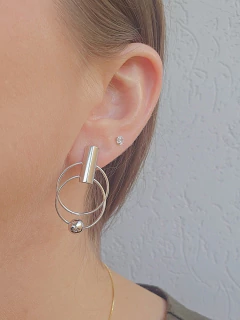 Brinco Barra Espelhada, Círculos e Esfera Banho Ródio Branco na internet