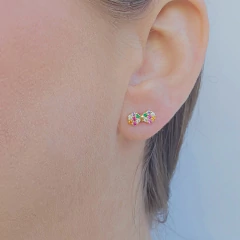 Brinco Lacinho Charmoso Cravejado com Zircônias Coloridas Banho Ouro 18K