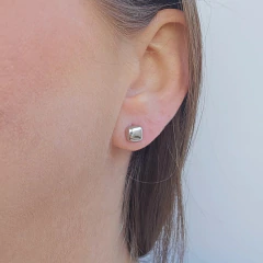 Brinco Mini Botão Espelhado Quadrado Banho Ródio Branco