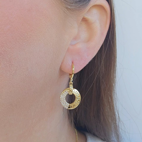 Brinco Argolinha Pingente Disco Inspiração Egito com Zircônias Brancas Banho Ouro 18K