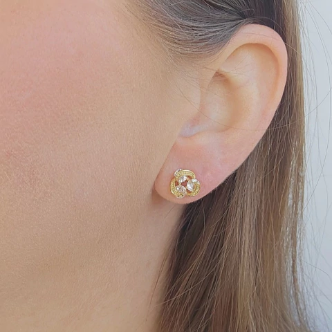 Brinco Delicado com Trio de Zircônias Brancas e Detalhes Texturizados Banho Ouro 18K