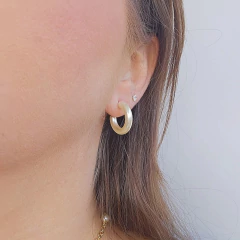 Brinco de Pérola Formato Argola de Pino Banho Ouro 18K